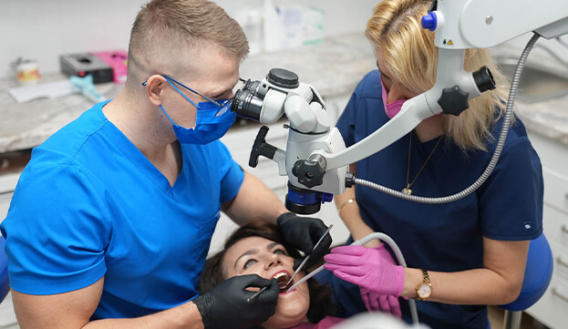 leczenie-kanalowe-pod-mikroskopem leczenie kanałowe pod mikroskopem